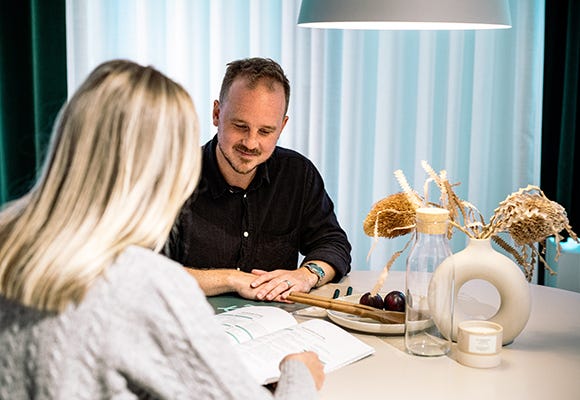 Foto på mäklare som hjälper kund 