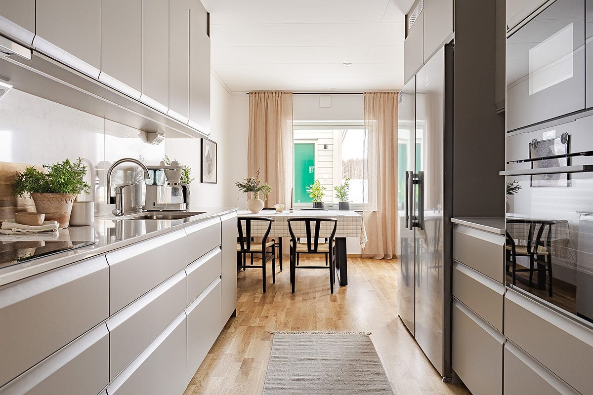 Foto på kök och matplats i grannskapet Lönnen