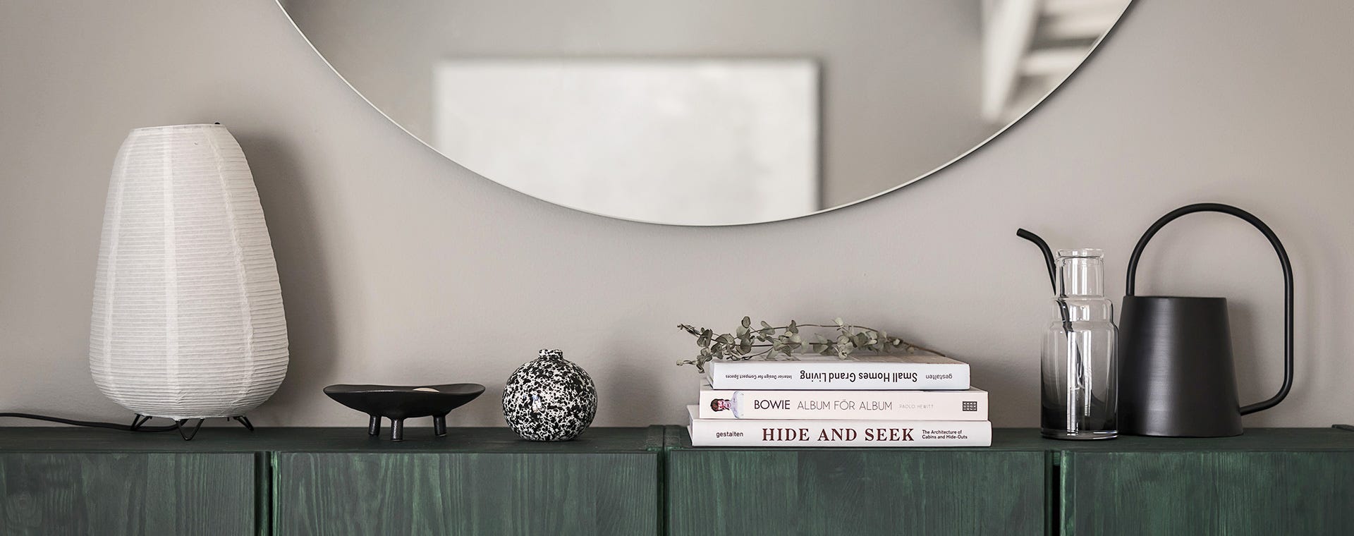 En byrå med inredningsdetaljer