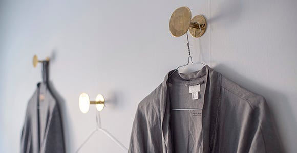 Närbild på skjorta på galje